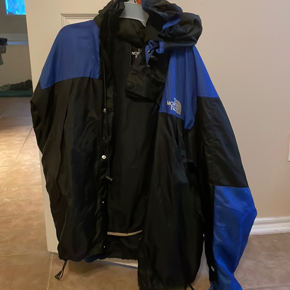 I’m selling a north face jacket size large good condition picture included.